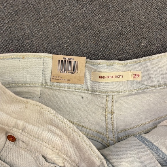 Levi’s High Rise Distressed Shorts NWT - Picture 5 of 10